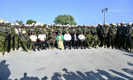 Haití: El Primer Ministro, Garry Conille visita a las tropas kenianas y reafirma su determinación de llevar la paz al país