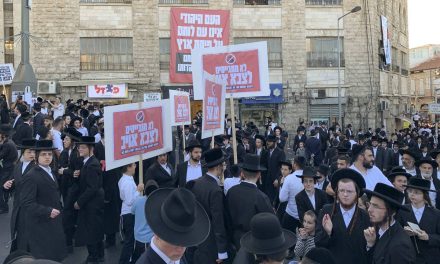 Masiva protesta ultraortodoxa toma las calles de Jerusalén, pidiendo contra el servicio militar obligatorio de las FDI