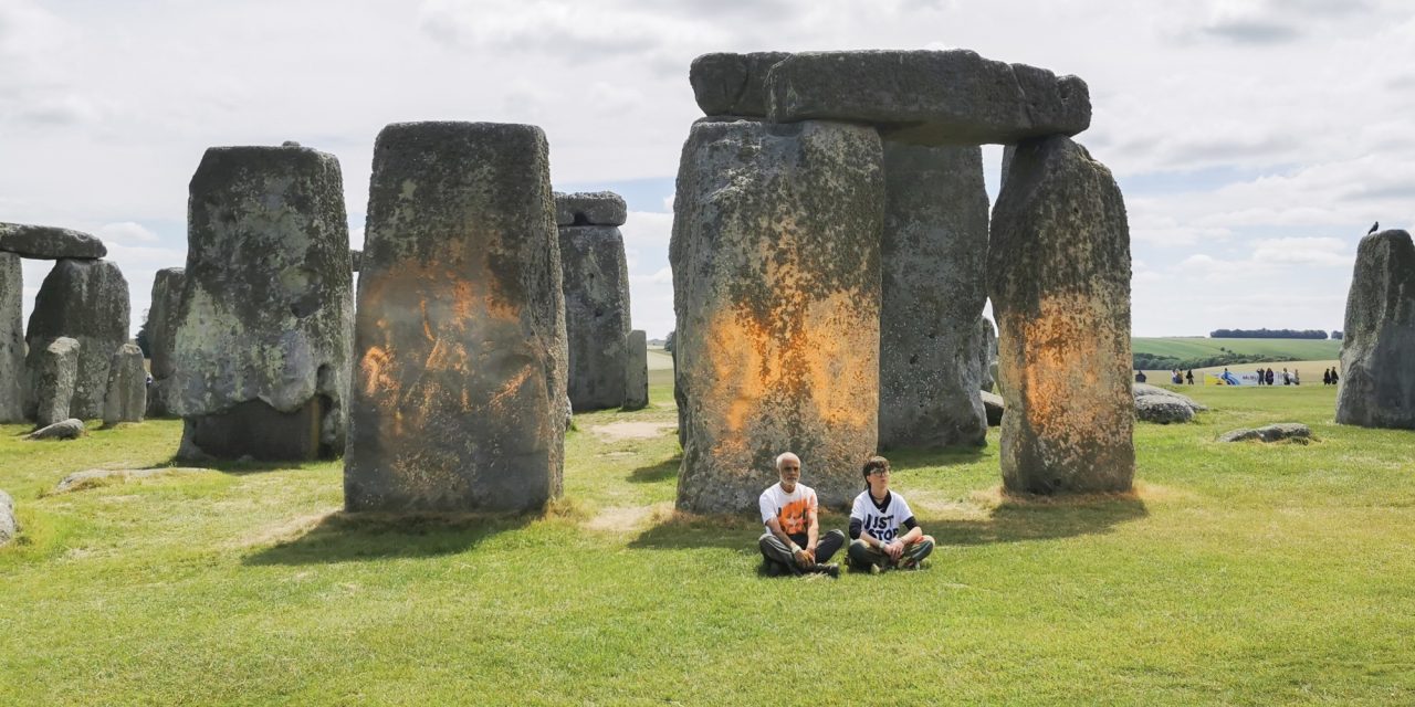 Activistas climáticos rocían el monumento Stonehenge con tinta naranja