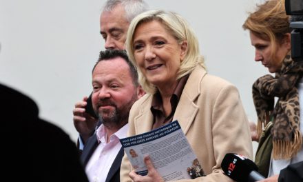 Una nueva encuesta sitúa a Agrupación Nacional (RN), el partido de Le Pen al borde de la mayoría absoluta en las legislativas de Francia