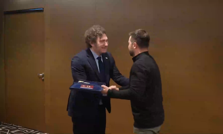 Javier Milei se reunió a solas con Volodimir Zelensky en la Cumbre Global por la Paz y recibió la Orden de la Libertad por parte del ucraniano