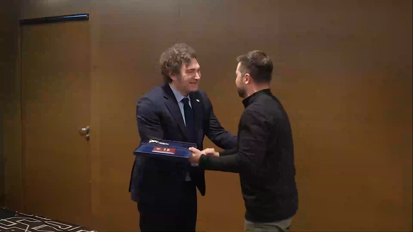 Javier Milei se reunió a solas con Volodimir Zelensky en la Cumbre Global por la Paz y recibió la Orden de la Libertad por parte del ucraniano