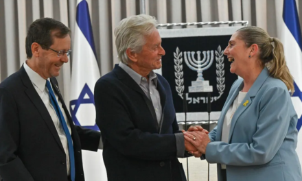 Herzog de Israel recibe a Michael Douglas durante su visita de solidaridad a Israel