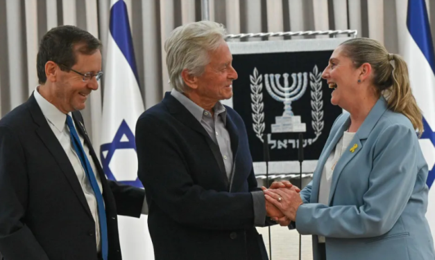 Herzog de Israel recibe a Michael Douglas durante su visita de solidaridad a Israel