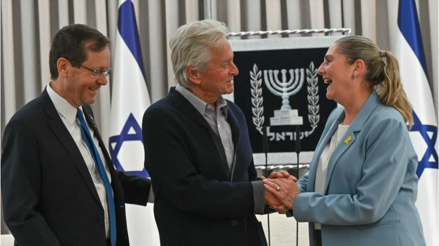 Herzog de Israel recibe a Michael Douglas durante su visita de solidaridad a Israel