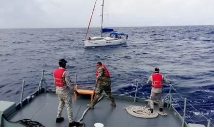 Armada dominicana (ARD) rescata a cuatro extranjeros que estaban a la deriva en un velero en Punta Cana