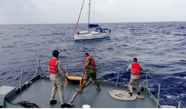 Armada dominicana (ARD) rescata a cuatro extranjeros que estaban a la deriva en un velero en Punta Cana