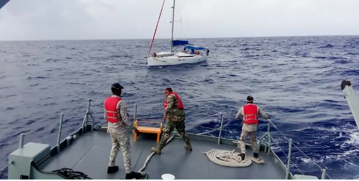 Armada dominicana (ARD) rescata a cuatro extranjeros que estaban a la deriva en un velero en Punta Cana