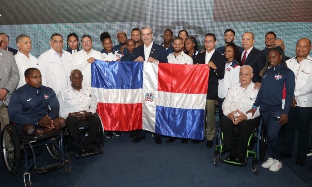 Presidente Abinader entrega la bandera nacional y despide una representación de 57 atletas dominicanos rumbo a las Olimpiadas de París 2024