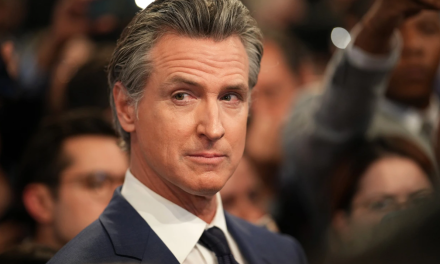 Distrito escolar del sur de California demanda al gobernador Gavin Newsom por nueva ley transgénero