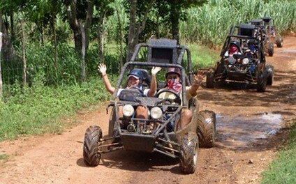 Hernani Aquino, propulsor de la campaña patriótica #RDPorLoAlto, hace un llamado urgente a las autoridades competentes para regular el uso de buggies y four wheels en áreas naturales de República Dominicana.