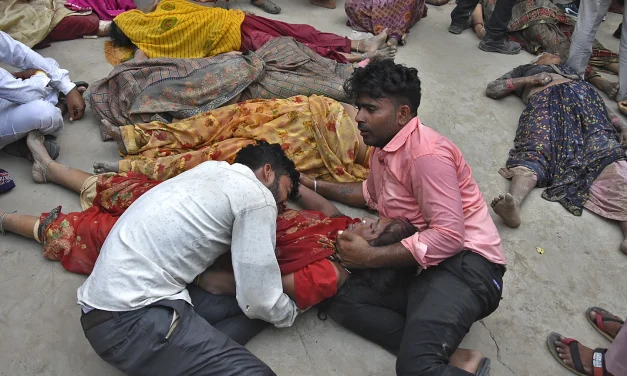 La India: Más de 100 muertos en una estampida en un evento religioso