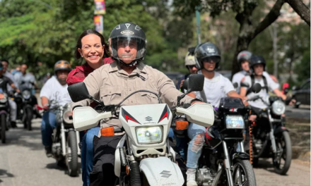 Venezuela: María Corina Machado recorrió bastiones chavistas en moto y recibe el respaldo ciudadano