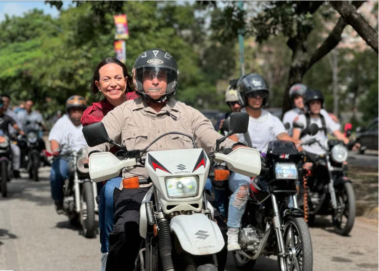 Venezuela: María Corina Machado recorrió bastiones chavistas en moto y recibe el respaldo ciudadano