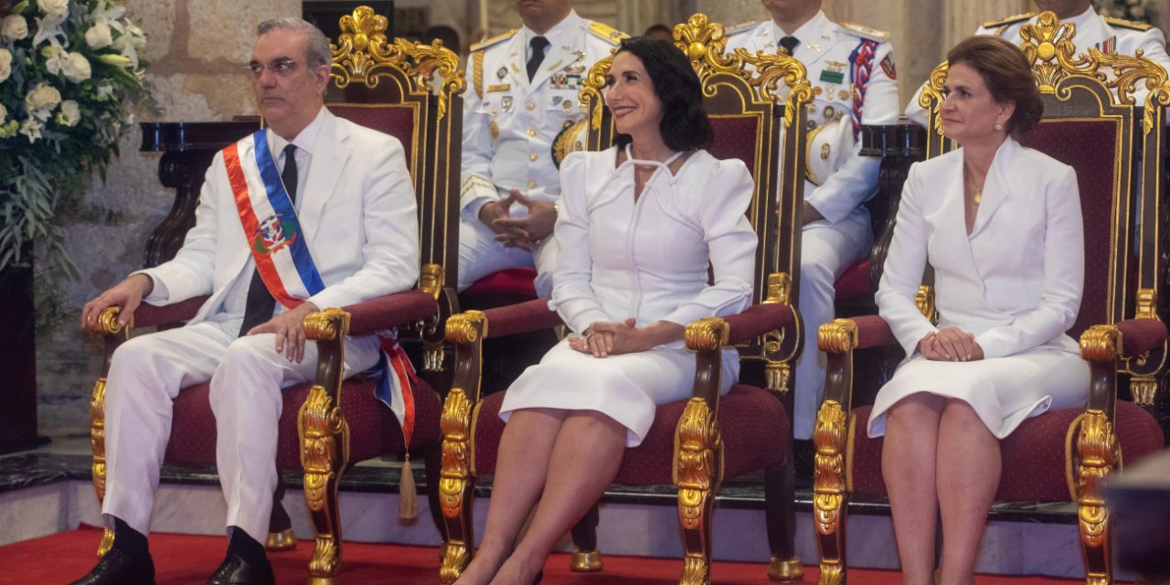 Presidente Abinader asiste a tedeum en La Catedral Primada de América, y deposita ofrenda floral en el Altar de la Patria, por 161 aniversario de la Restauración.