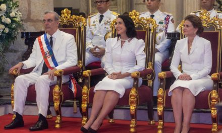 Presidente Abinader asiste a tedeum en La Catedral Primada de América, y deposita ofrenda floral en el Altar de la Patria, por 161 aniversario de la Restauración.