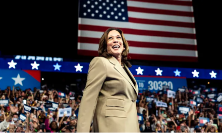 Kamala Harris es criticada por exigir identificación para ingresar a un mitin en Arizona después de haber calificado previamente las leyes de identificación de votantes como “racistas”