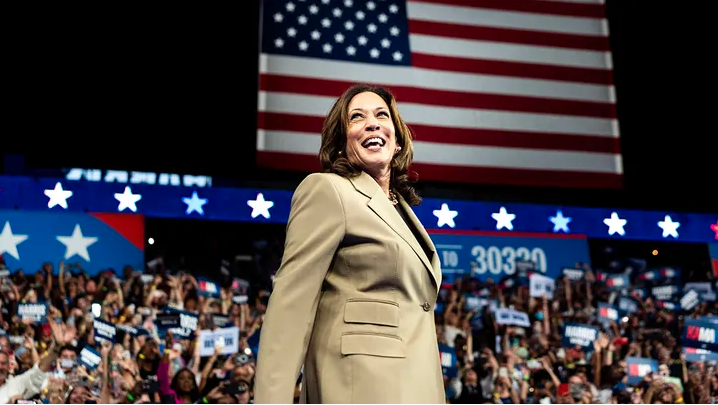 Kamala Harris es criticada por exigir identificación para ingresar a un mitin en Arizona después de haber calificado previamente las leyes de identificación de votantes como “racistas”