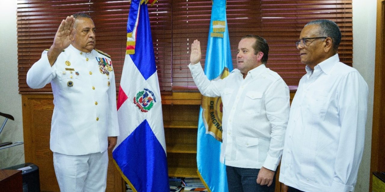 Ministro de la Presidencia José Ignacio Paliza, juramenta al nuevo director de Migración