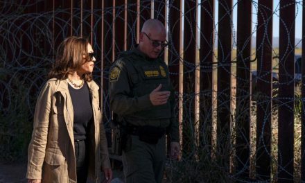 EE.UU: Kamala Harris visita la frontera Sur en un intento tardío por neutralizar un punto débil contra Trump