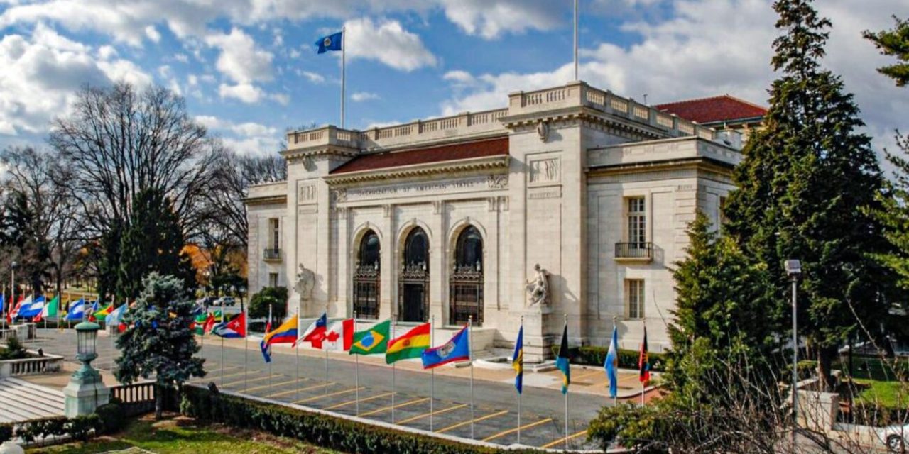 Presidente Abinader llega a la sede de la OEA para su participación en la 27.ª Conferencia Anual del Banco de Desarrollo de América Latina y el Caribe (CAF)