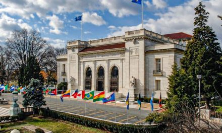 Presidente Abinader llega a la sede de la OEA para su participación en la 27.ª Conferencia Anual del Banco de Desarrollo de América Latina y el Caribe (CAF)