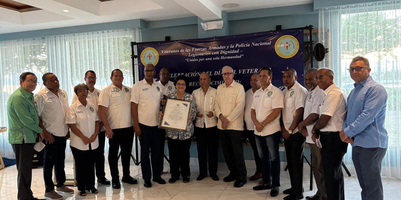 Legionarios reconocen al Vicealmirante De Windt Lavandier en el Día del Veterano Militar.