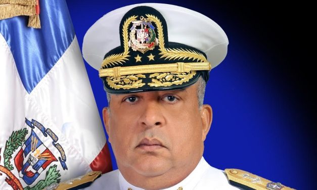 Presidente Luís Abinader designa al vicealmirante Lee Ballester (ARD), nuevo director de Migración