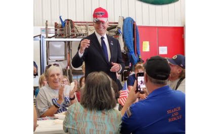 Joe Biden se pone la gorra roja con la leyenda «Trump 2024»