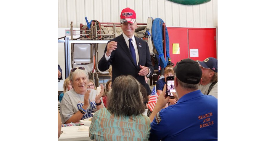 Joe Biden se pone la gorra roja con la leyenda «Trump 2024»