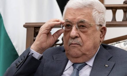 Trump le dice al presidente de Palestina, Mahmoud Abbas que trabajará para poner fin a la guerra en Gaza