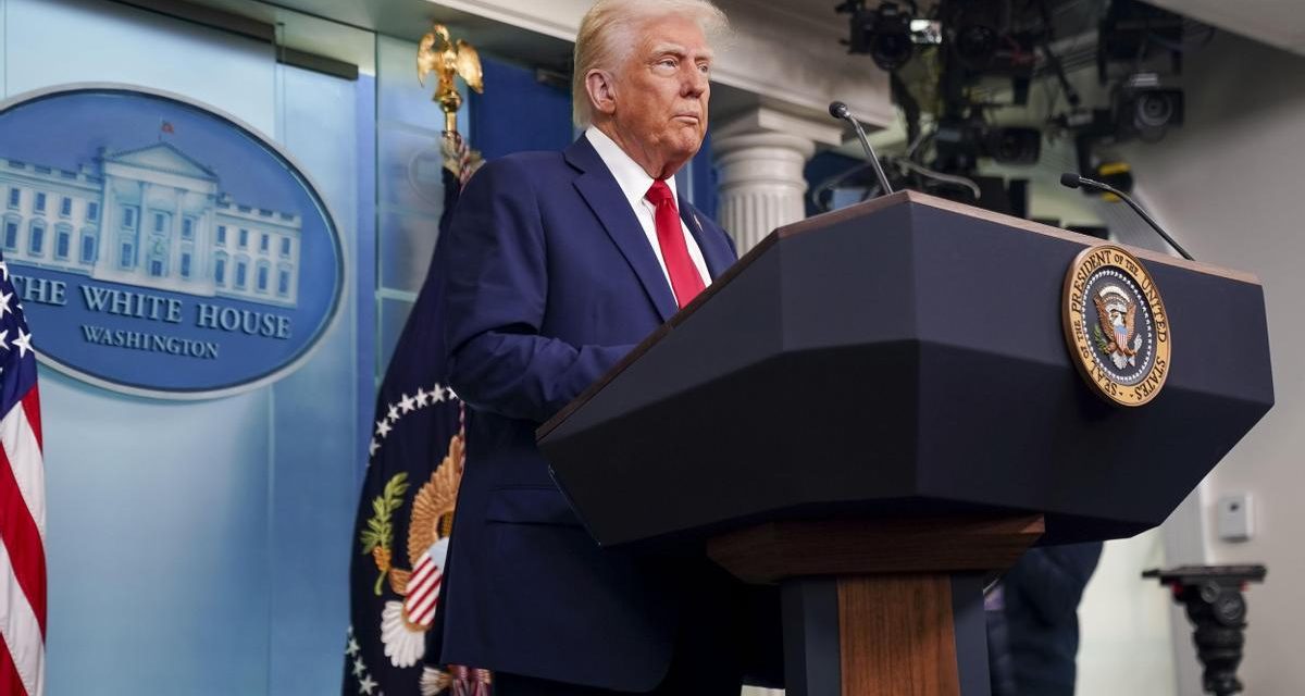  Trump lamentó la pérdida de 67 vidas en la colisión del Black Hawk del ejército estadounidense y a la vez lamentó la decisión de Biden y Buttigieg de reducir los estándares de control del tráfico aéreo y promover la diversidad, equidad e inclusión