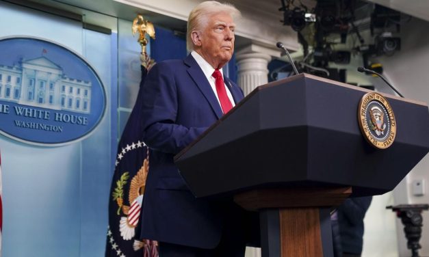  Trump lamentó la pérdida de 67 vidas en la colisión del Black Hawk del ejército estadounidense y a la vez lamentó la decisión de Biden y Buttigieg de reducir los estándares de control del tráfico aéreo y promover la diversidad, equidad e inclusión