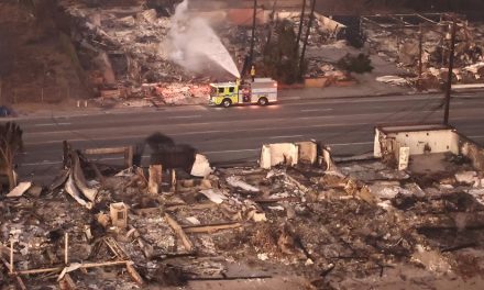 Aumenta a 10 el número de muertos por los incendios en Los Ángeles