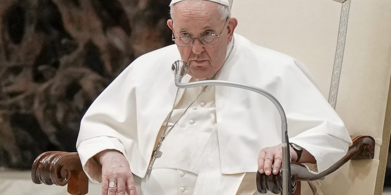 El Papa Francisco se sienta erguido en un sillón, pero no está fuera de peligro