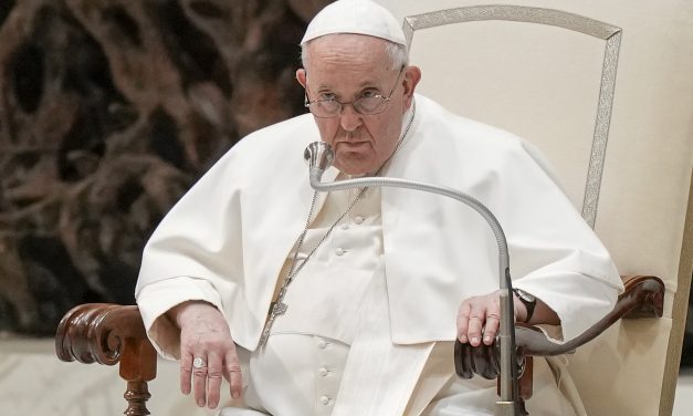 El Papa Francisco se sienta erguido en un sillón, pero no está fuera de peligro