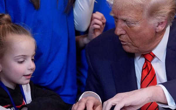 Trump firma una orden Ejecutiva para prohibir a los atletas trans participar en deportes femeninos y femeninos