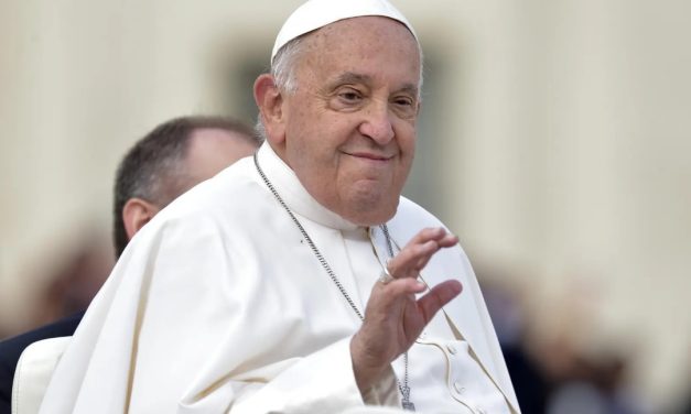 El Papa Francisco descansó bien toda la noche, pero aún se encuentra en condición crítica