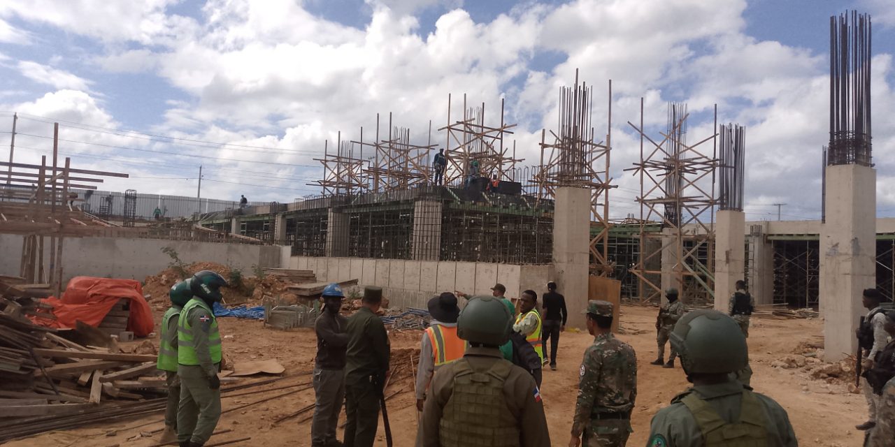 Medio Ambiente paraliza obras irregulares en la avenida Ecológica de Santo Domingo Este