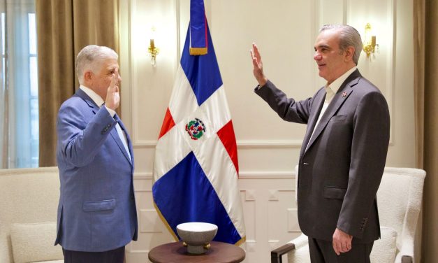 Presidente Abinader juramenta como nuevos ministros de Obras Públicas y de Educación a Eduardo Estrella y Luis Miguel De Camps