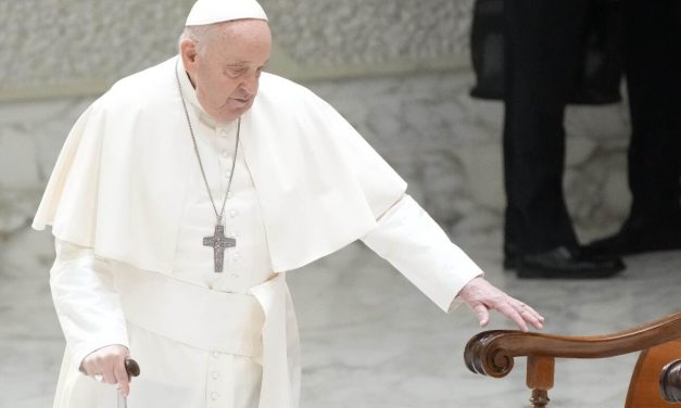 El Papa Francisco hospitalizado por exámenes médicos y bronquitis