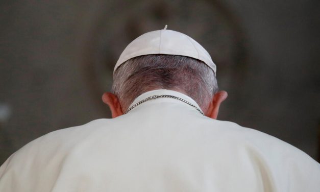 El Papa Francisco «está mejorando un poco» y trabajando