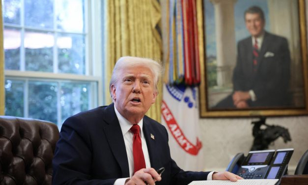 Trump: Una mujer es «alguien que puede tener un bebé»