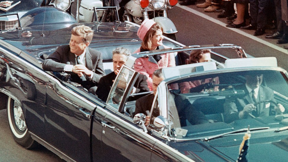 EE.UU: Presidente Trump afirma que unas 80.000 páginas de archivos de JFK se publicarán el martes