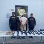 Policía Nacional incauta arsenal y motocicletas en allanamiento en Baní