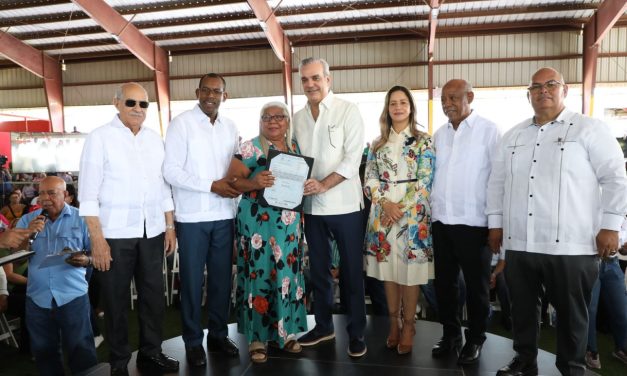 Presidente Abinader entrega 819 títulos de propiedad de un total de 1,955 en Esperanza, Valverde