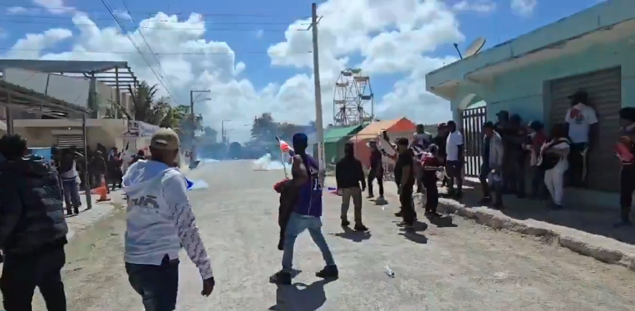 Tensión en Friusa, las fuerzas de seguridad lanzan bombas lacrimógenas a los manifestantes dominicanos, para impedir el ingreso al Hoyo de Friusa.