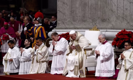 El papa Francisco acudió a la basílica de San Pedro para rezar antes de la Vigilia del Sábado Santo