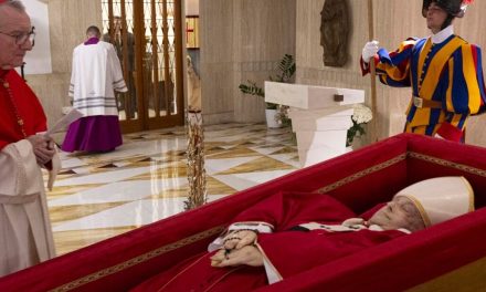 Los católicos se reúnen en Roma para despedir al Papa Francisco