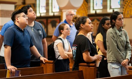 Los jóvenes estadounidenses se están volviendo menos religiosos, según encuesta